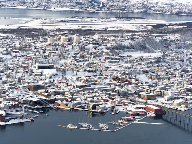 Photo une vue depuis le sommet d'une colline à tromso