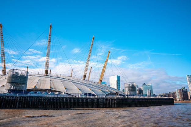 Vue depuis la Tamise sur Millennium Dome ou O2 Arena à Londres, au Royaume-Uni.