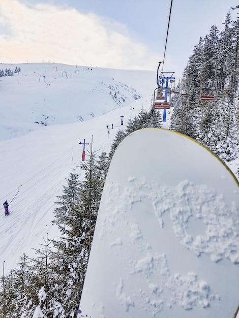 Vue depuis le télésiège de ski dans l'espace de copie des montagnes