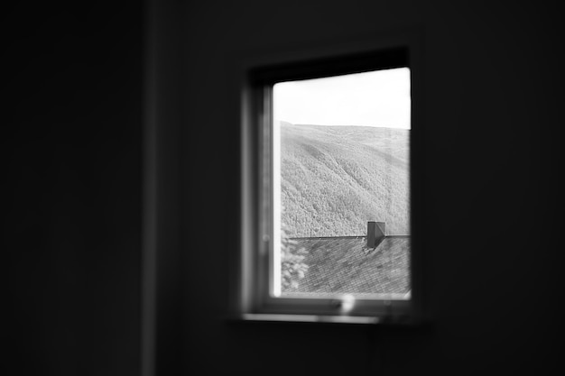 Vue depuis la toile de fond de la fenêtre en noir et blanc hd