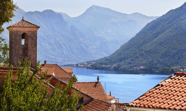 Vue depuis les toits rouges sur la mer et les montagnes