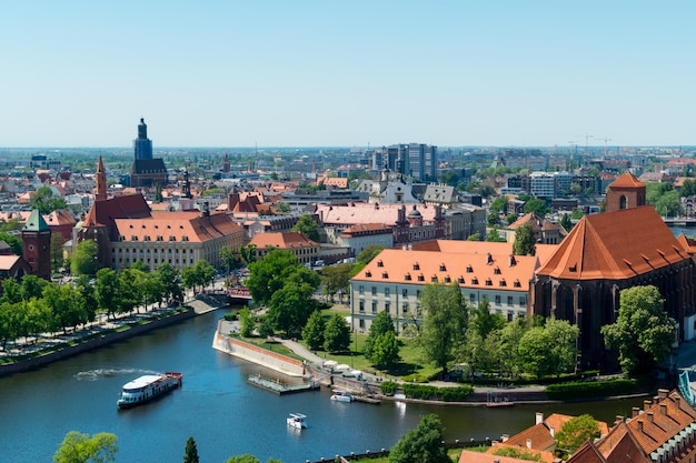 Vue depuis la tour sur les toits rouges de la ville européenne