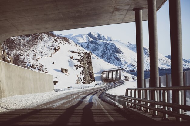 Photo vue depuis le tunnel des montagnes norvégiennes. iles lofoten. norvège.