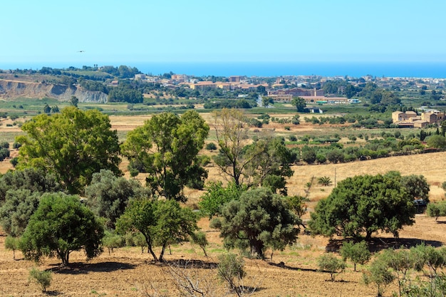 Vue depuis la Vallée des Temples Agrigente Sicile Italie