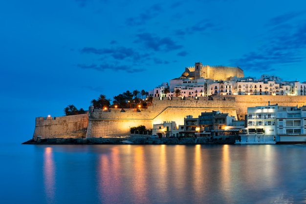 Vue depuis le village médiéval de Peniscola Castellon Espagne Heure bleue