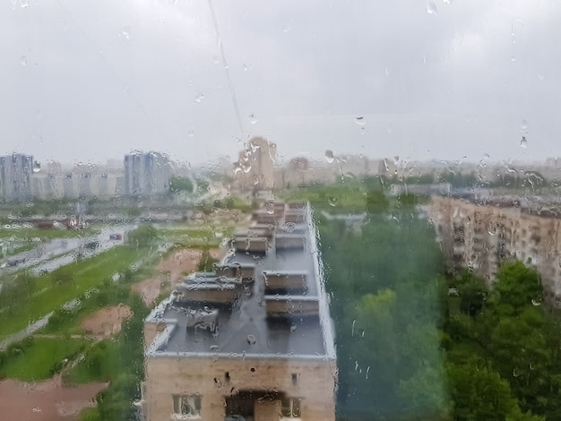 Vue Depuis La Vitre Humide Avec Des Gouttes Sur La Ville Par Temps De Pluie. Vue D'en-haut