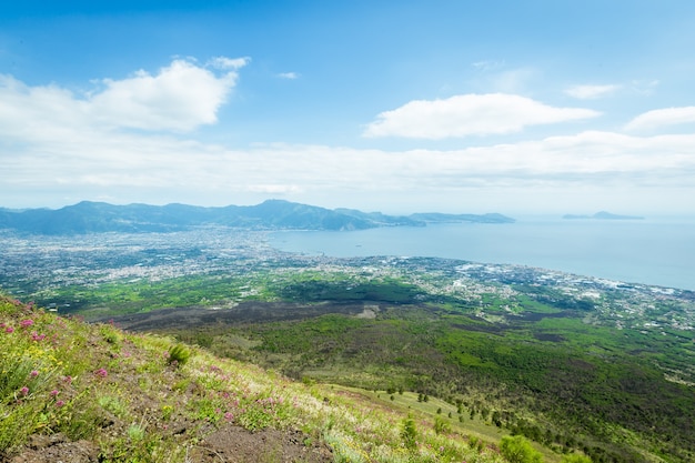 Vue depuis le volcan Vésuve en Italie jusqu'à la côte de la mer et de la ville d'en haut, contre le ciel.