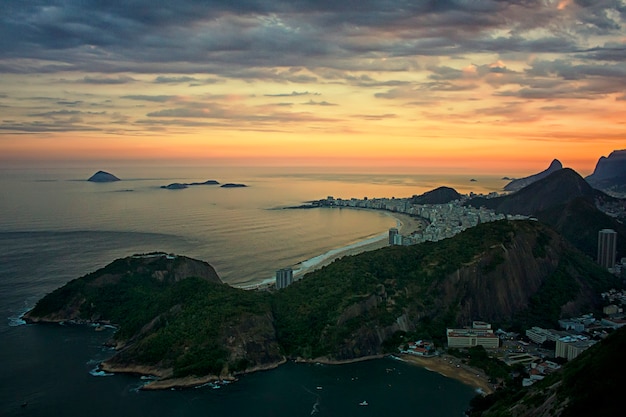 La vue depuis la vue à vol d'oiseau de Rio de Janeiro au coucher du soleil, de belles vues depuis le mont du Pain de Sucre, Brésil, Amérique du Sud