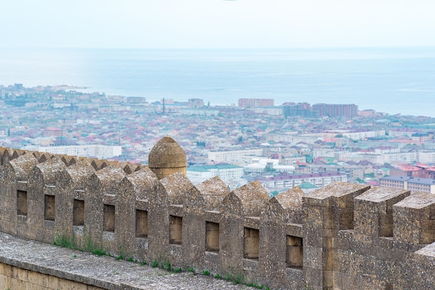 Vue sur Derbent et la mer Caspienne depuis les murs de la citadelle de NarynKala