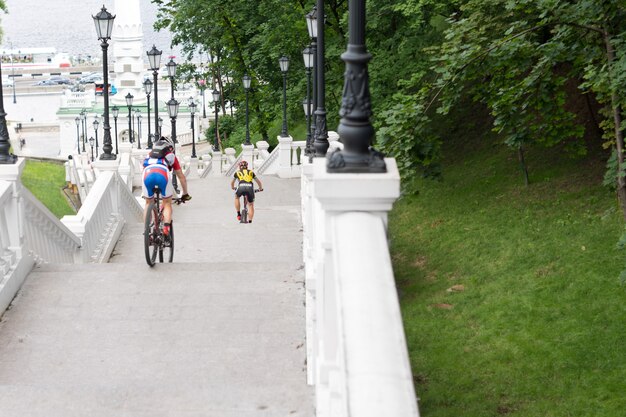 Vue de derrière des cyclistes descendant des marches