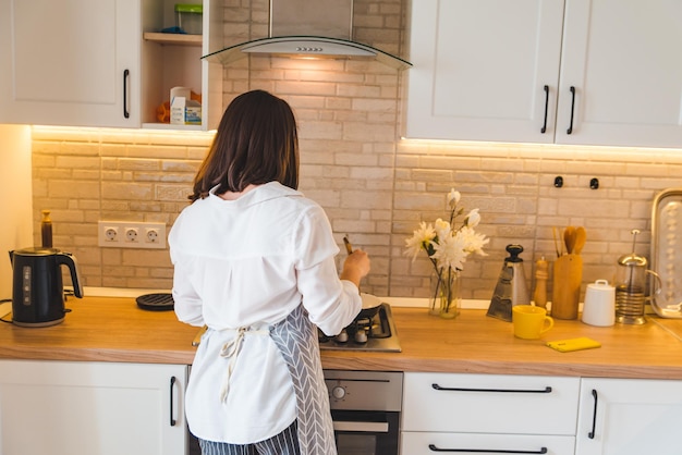 vue de derrière une femme sur la cuisine