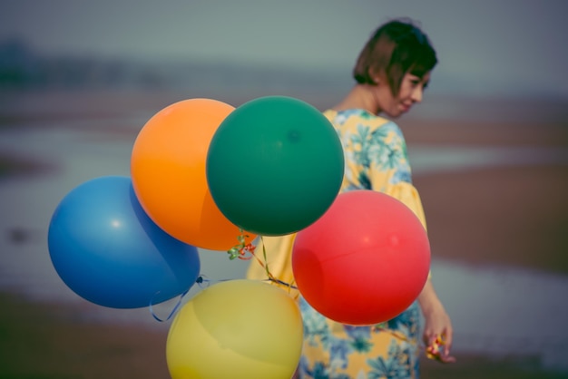 Photo vue de derrière de la fille avec des ballons