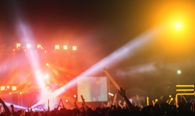 Vue de derrière des gens qui apprécient un concert de musique