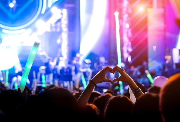 Vue de derrière des gens qui apprécient un concert de musique