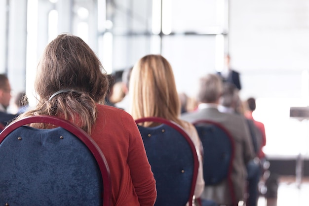 Vue de derrière des personnes au séminaire
