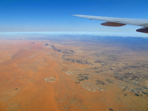 La vue sur le désert d'Arabie depuis l'avion