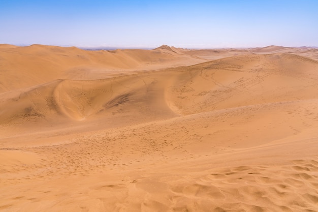 Vue sur le désert du Namib depuis la Dune 7 près de Swakopmund en Namibie en Afrique.