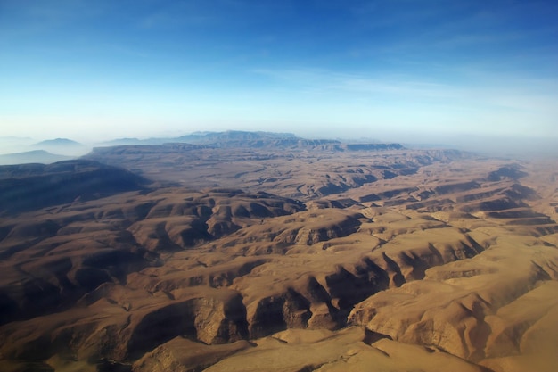 La vue sur le désert du Yémen depuis l'avion