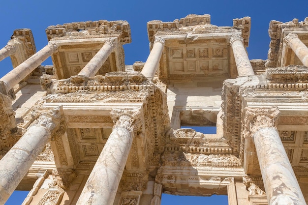 Vue de dessous de l'ancien bâtiment du théâtre avec colonnes Celsus Library à Ephèse Selcuk Turquie