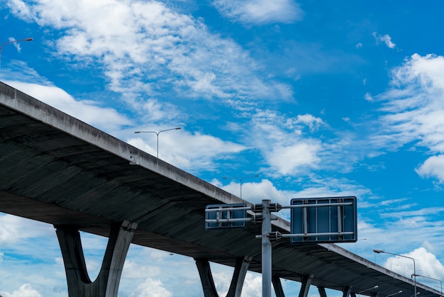 Vue de dessous de l'autoroute en béton surélevée