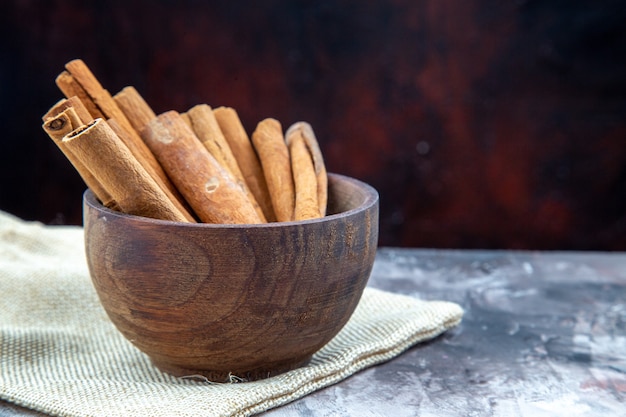 vue de dessous des bâtons de cannelle dans un bol en bois sur la table