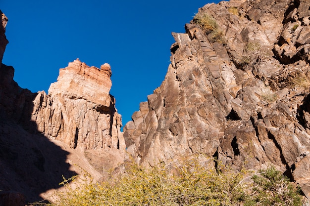 Vue de dessous du canyon de Charyn - la formation géologique est composée d’une étonnante grosse pierre de sable rouge. Parc national de Charyn. Kazakhstan.