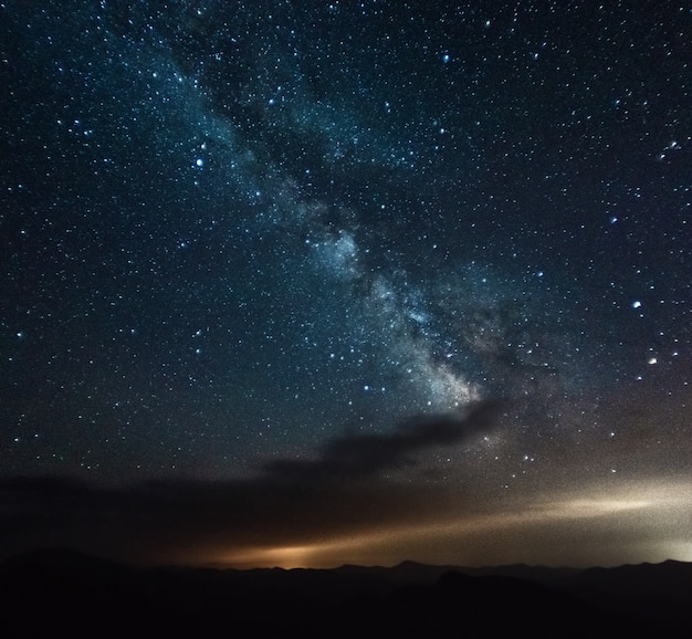 Vue de dessous du ciel étoilé sombre