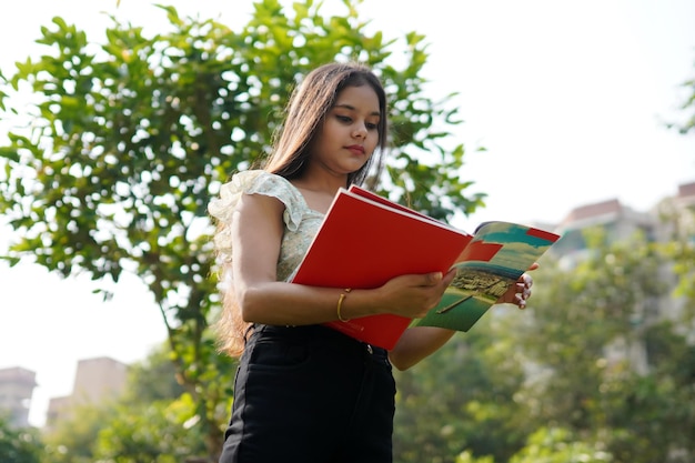 Vue de dessous d'un étudiant indien avec des livres de lecture