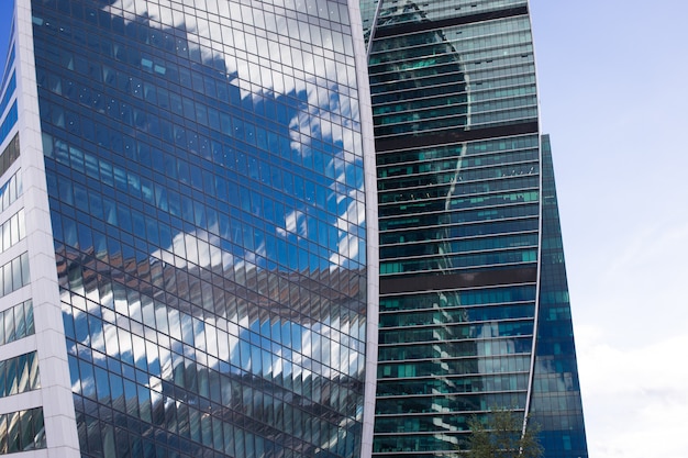 Vue De Dessous Des Gratte-ciel De Moscou-city Avec Un Design Futuriste Avec Reflet Des Nuages