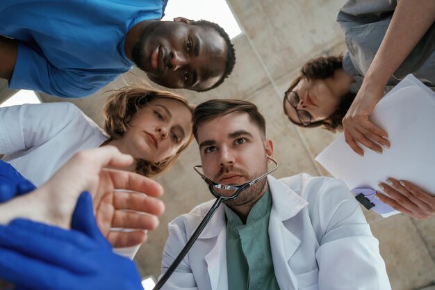 Vue de dessous d'un groupe de médecins