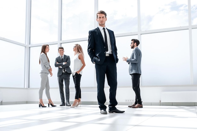 Vue de dessous homme d'affaires confiant debout dans un hall spacieux