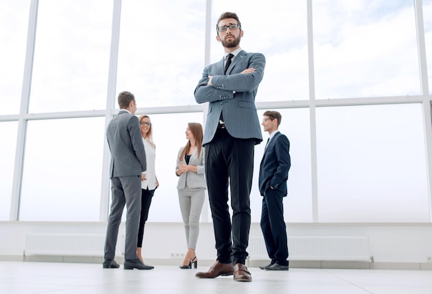 Vue de dessous homme d'affaires prospère debout dans un bureau lumineux photo avec espace de copie