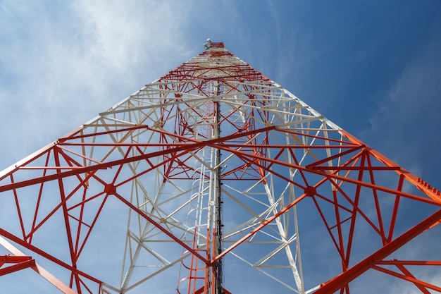 Vue de dessous d&#39;une tour de télécommunication