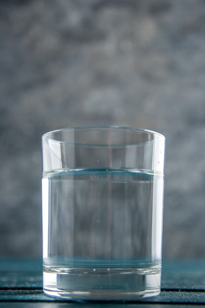 Vue de dessous verre d'eau isolé sur fond gris