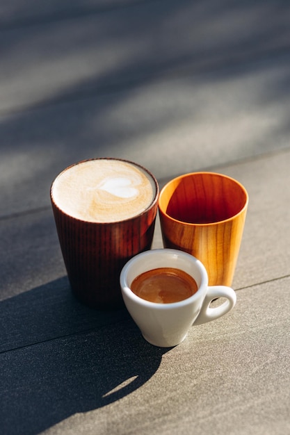 Photo vue de dessus 3 tasses de café sur la table cappuccino espresso americano
