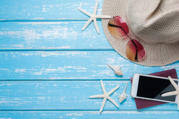 Vue de dessus des accessoires d&#39;été de plage avec espace copie