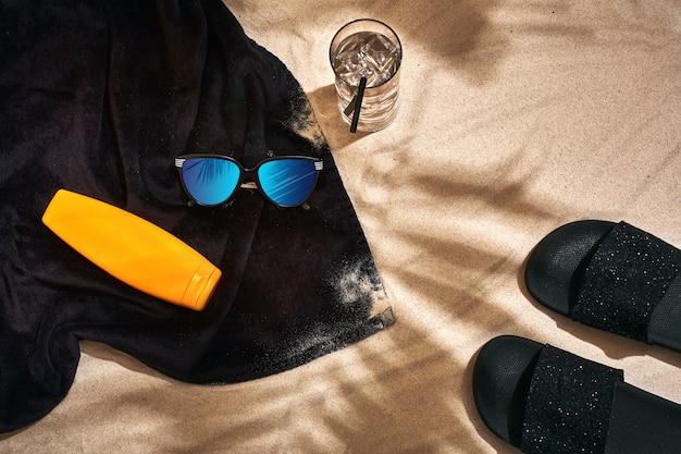 Vue de dessus des accessoires d'été sur la plage de sable