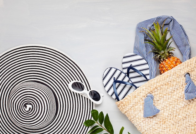 Vue de dessus d&#39;accessoires de plage tropicale avec chapeau et tongs