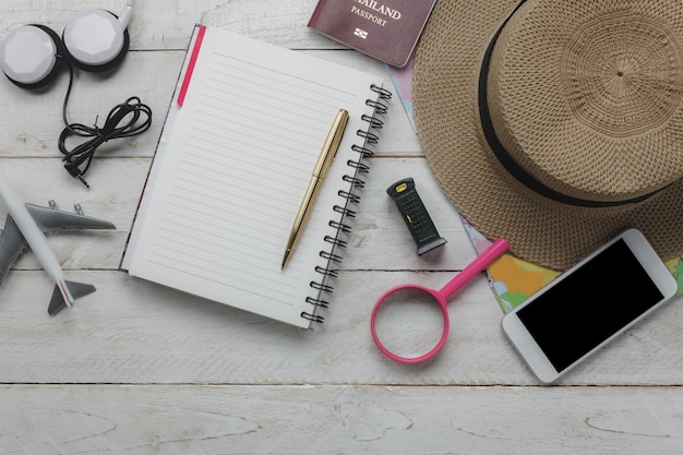 Vue de dessus des accessoires qui prévoient de voyager avec technologie fond concept.mix élément essentiel sur le bureau de bureau à la maison en bois blanc rustique moderne.Mélange objet pour voyageur de préparer des vacances.