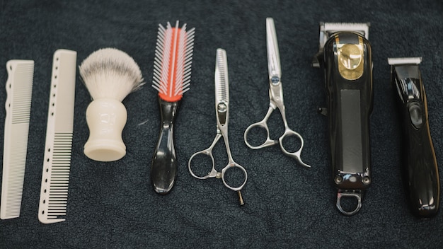 Vue de dessus des accessoires de salon de coiffure