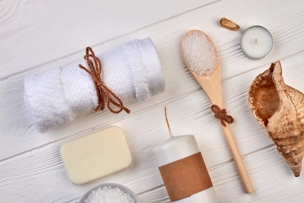 Vue de dessus des accessoires de spa à plat sur un bureau blanc.