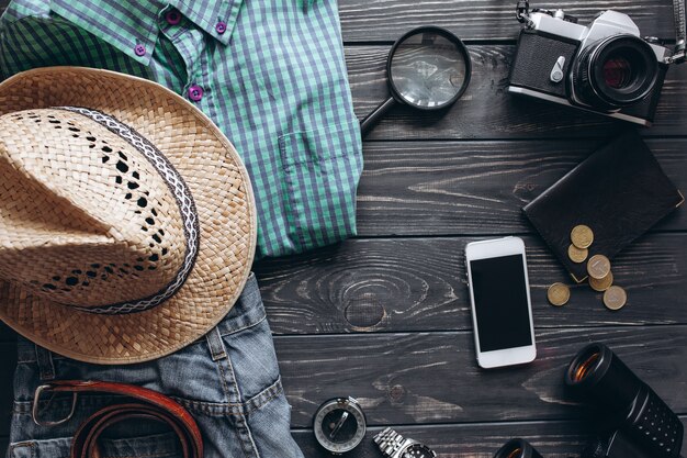 Vue de dessus des accessoires de voyage sur fond en bois avec copie