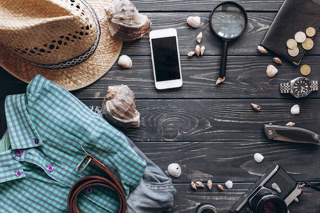 Vue de dessus des accessoires de voyage sur fond en bois avec copie