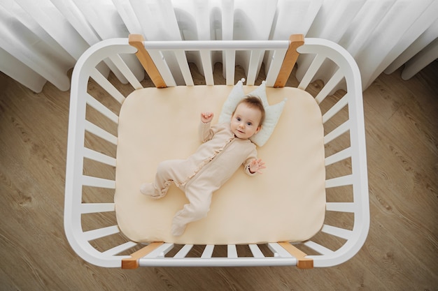 Vue de dessus d'un adorable bébé en pyjama élégant