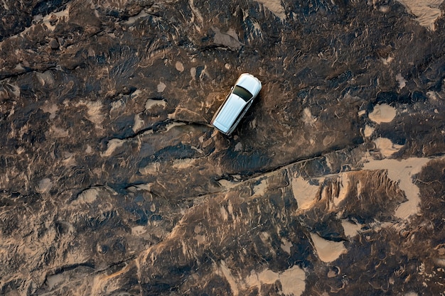 Vue de dessus aérienne petite voiture suv hors route et résumé de fond de pierre de roche du grand canyon