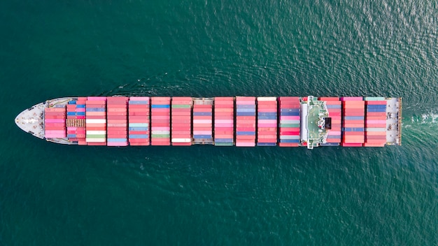 Photo vue de dessus aérienne d'un porte-conteneurs transportant de grosses cargaisons à l'import-export pour les entreprises de logistique