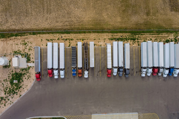 Vue de dessus aérienne semi-camion avec parking remorque de fret du quai de l'aire de repos des camions