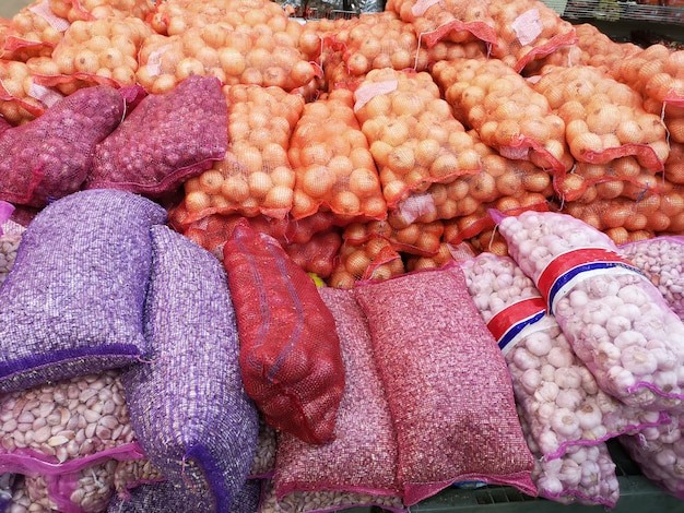 vue de dessus de l&#39;ail en vente sur le marché.