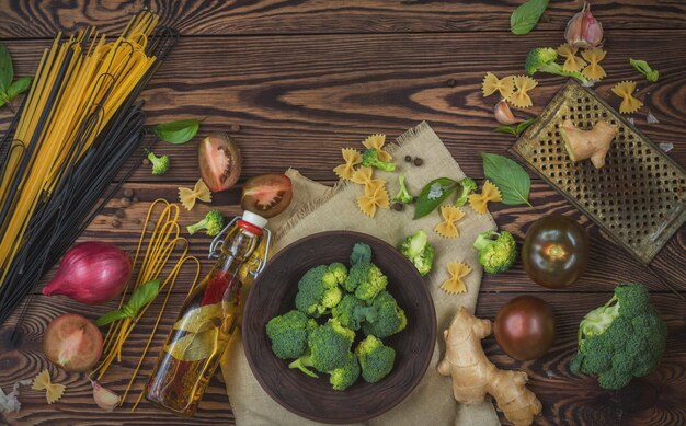 Vue de dessus des aliments biologiques et des articles de cuisine sur fond en bois avec espace de copie