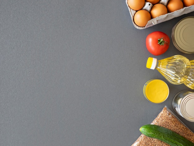 Photo vue de dessus des aliments frais pour un don avec espace copie